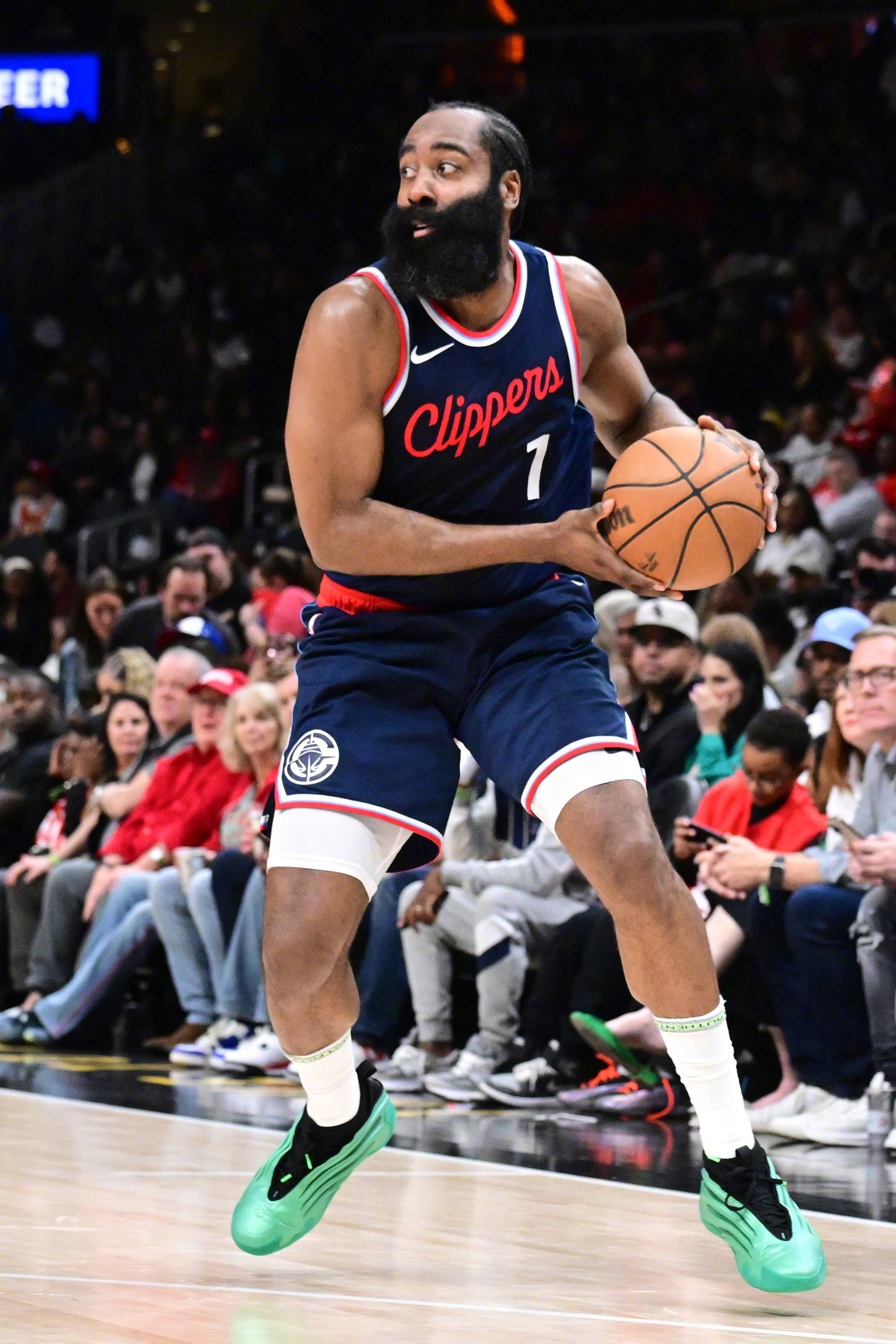 海星体育-公牛引发争议！，哈登官方宣布出色防守新规上演精彩一战(哈登三双快船逆转公牛)