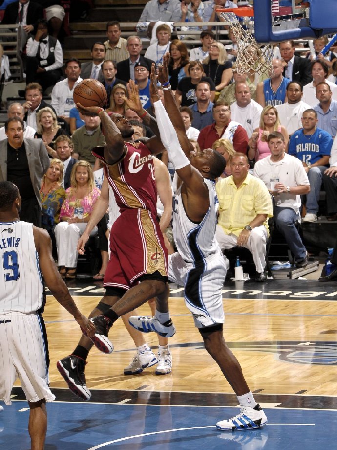 海星赛事-关于詹姆斯在法国队比赛中惊险取胜，关键助攻引发热议！的信息